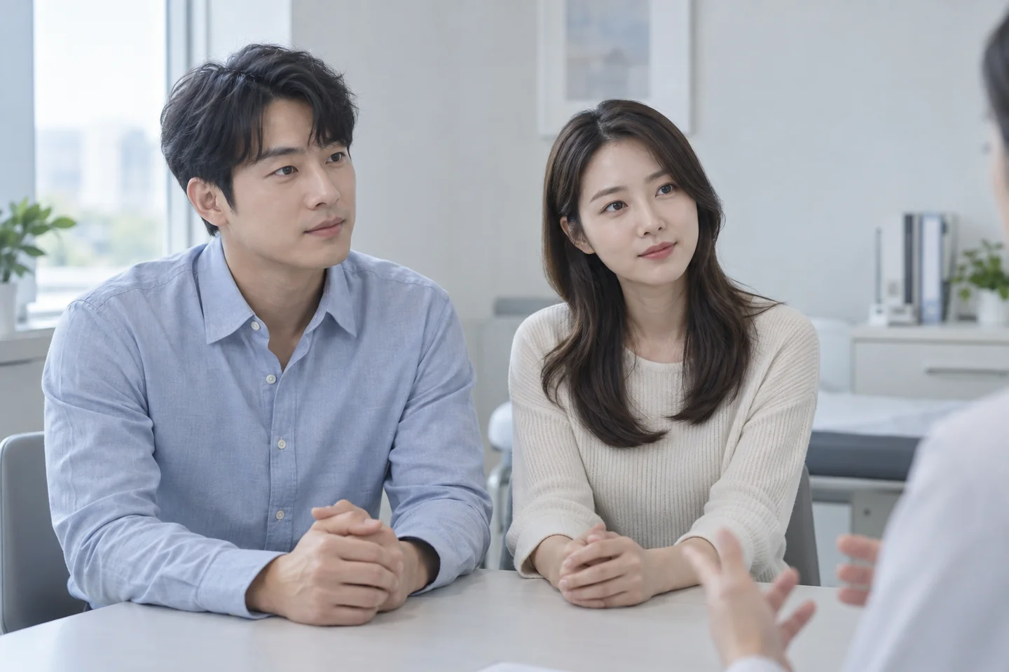 남녀가 함께 검사 상담 내용을 듣는 상황을 표현한 이미지