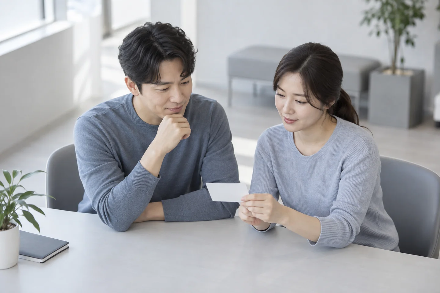 남녀가 검사 후 관리 일정을 함께 확인하는 상황을 표현한 이미지